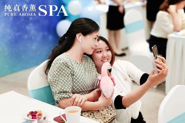 顾客和美容师自拍